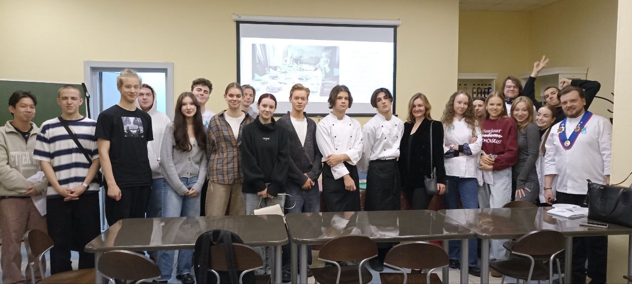 19 декабря студенты первого курса специальности "Поварское и кондитерское дело " Богдан Сариев и Артемий Иванов под руководством Гайденковой Светланы Викторовны провели лекцию по кухне Екатерины Великой для студентов факультета сервиса, туризма и гостеприимства кафедры гостиничного и ресторанного бизнеса Санкт-Петербургского государственного экономического университета.